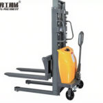 YG Machinery’s semi electric straddle stacker